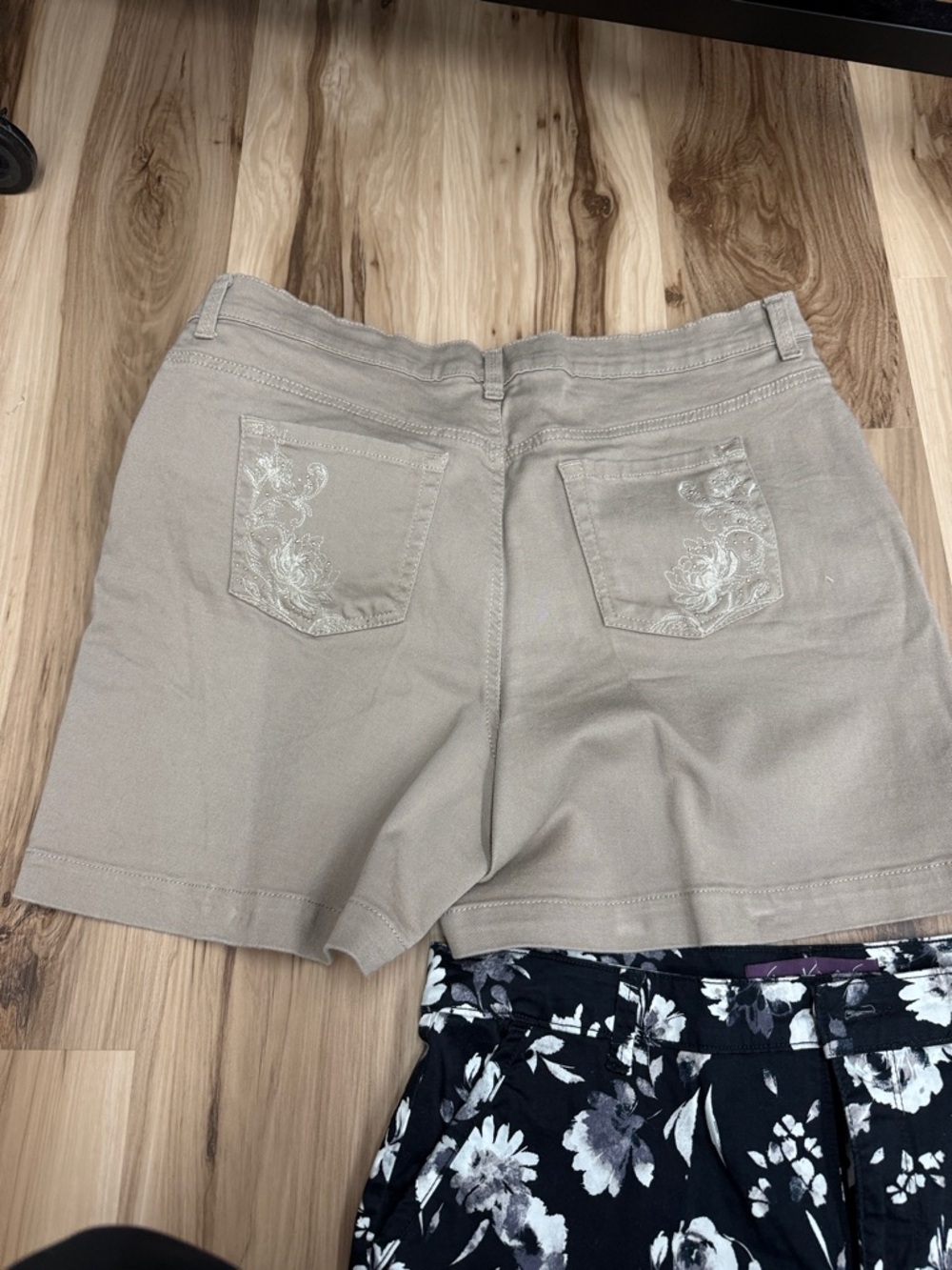 Gloria Vanderbilt Black Floral and Beige Bermuda Shorts Lot T21 - Picture 7 of 8